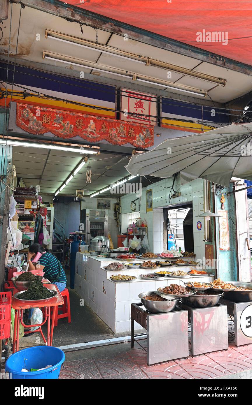 Altes Ladenhaus, das gekochte Speisen in der Nähe der Yaowarat Road im Herzen von Bangkoks Chinatown verkauft Stockfoto