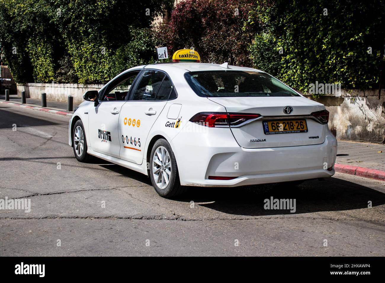 Tel Aviv, Israel - 09. März 2022 Taxifahrt auf den Straßen von Tel Aviv während des Coronavirus-Ausbruchs, der Israel getroffen hat, ist das Tragen einer Maske obligatorisch Stockfoto