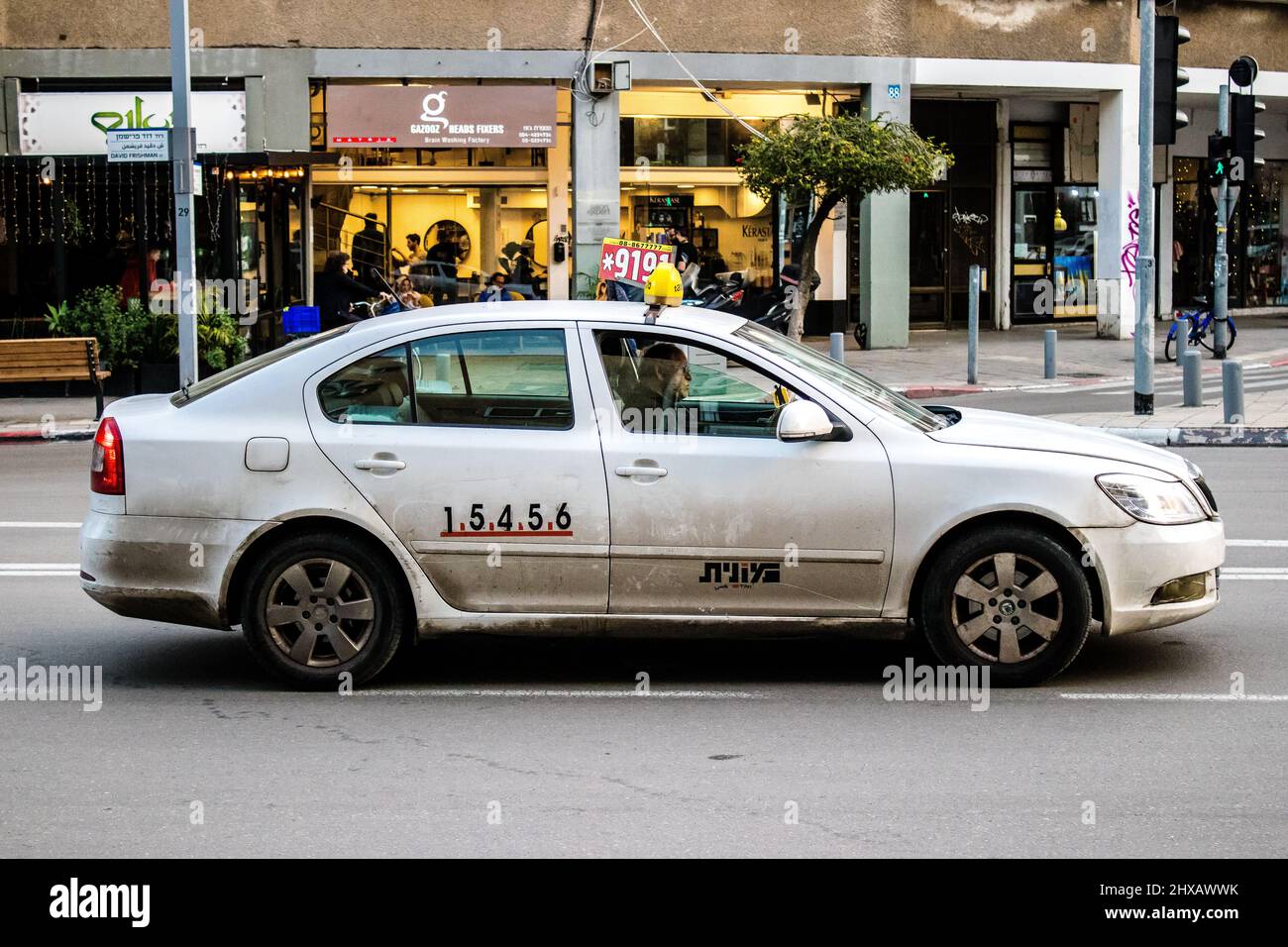 Tel Aviv, Israel - 09. März 2022 Taxifahrt auf den Straßen von Tel Aviv während des Coronavirus-Ausbruchs, der Israel getroffen hat, ist das Tragen einer Maske obligatorisch Stockfoto