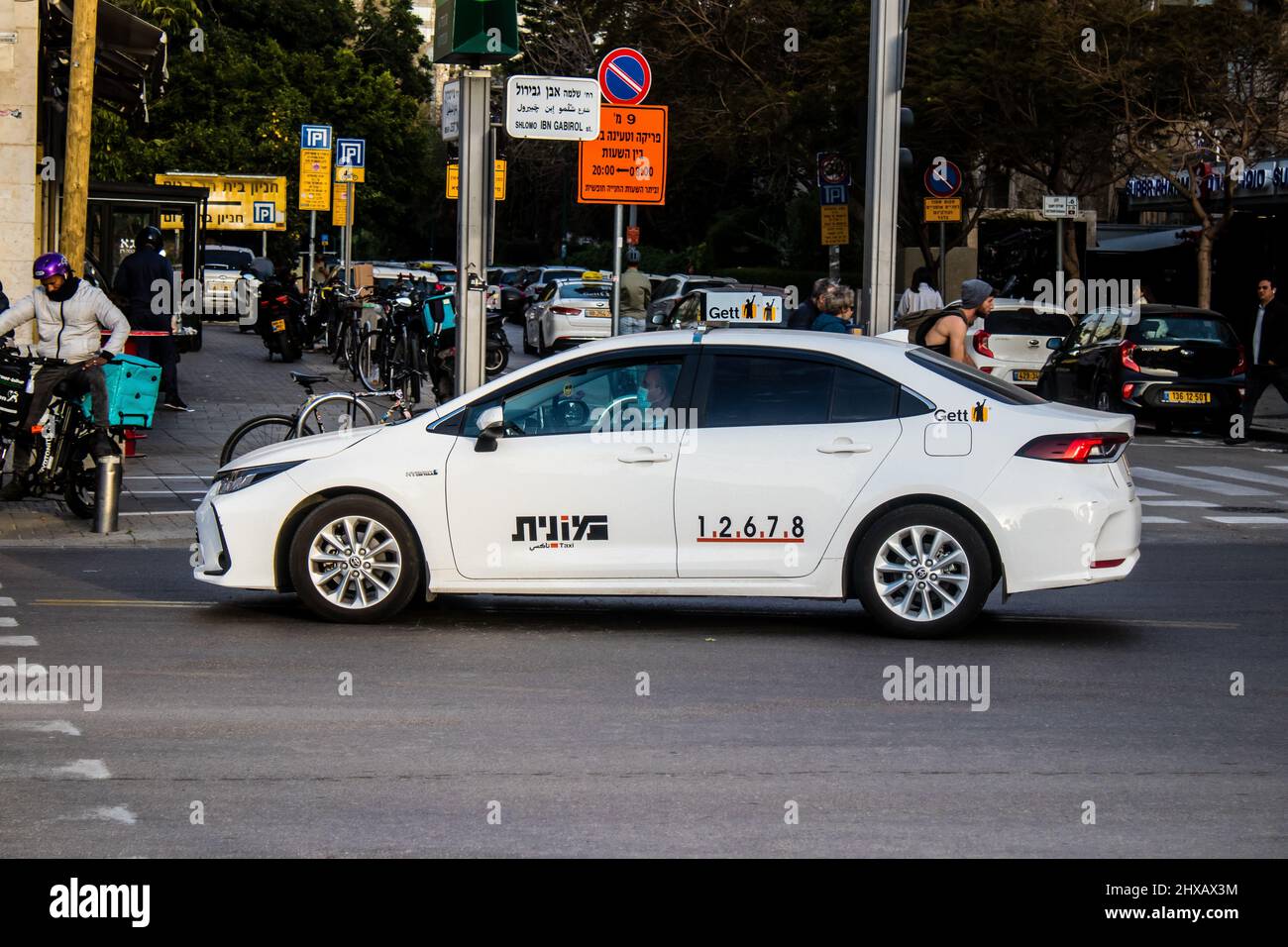 Tel Aviv, Israel - 09. März 2022 Taxifahrt auf den Straßen von Tel Aviv während des Coronavirus-Ausbruchs, der Israel getroffen hat, ist das Tragen einer Maske obligatorisch Stockfoto