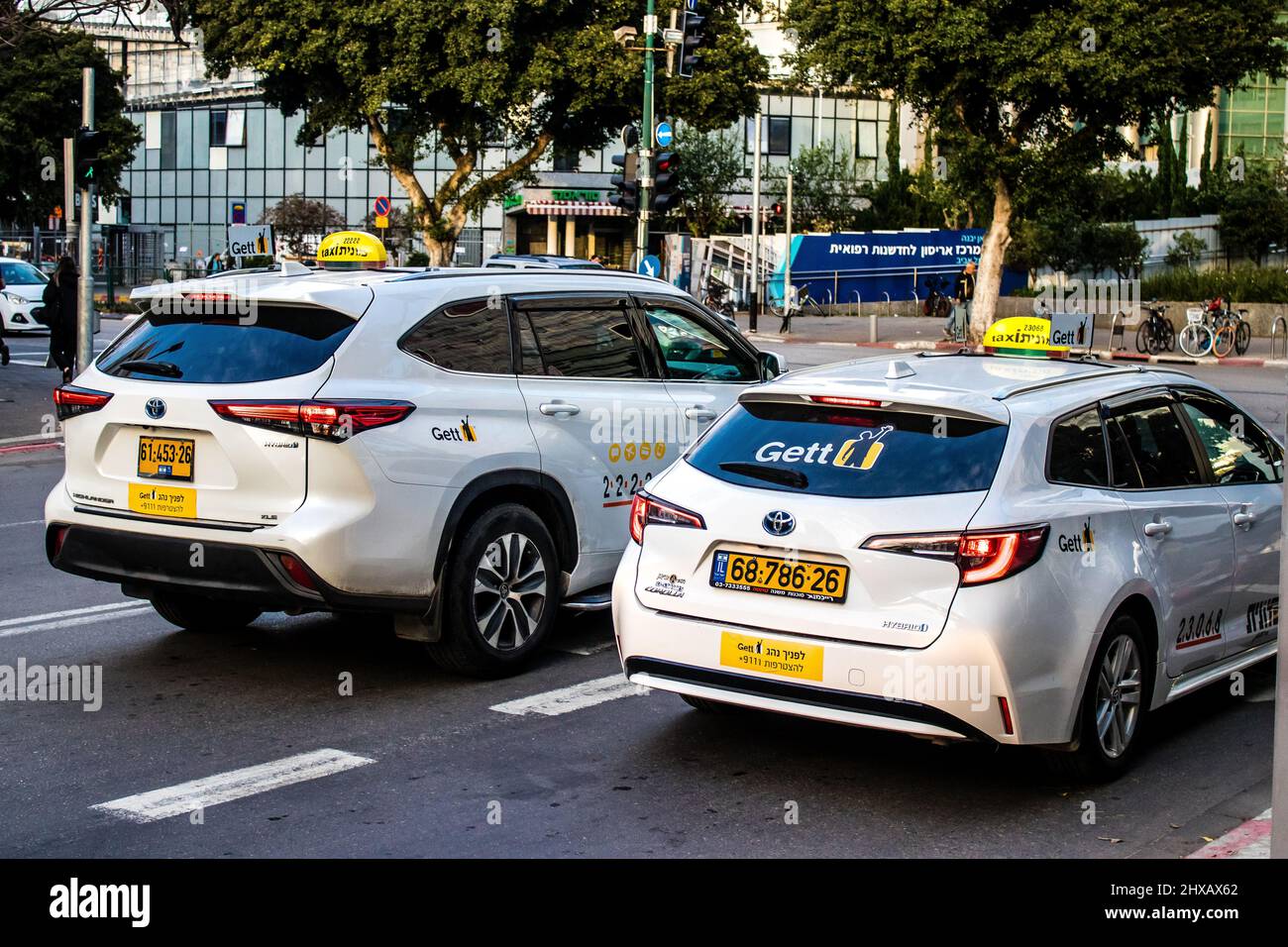 Tel Aviv, Israel - 09. März 2022 Taxifahrt auf den Straßen von Tel Aviv während des Coronavirus-Ausbruchs, der Israel getroffen hat, ist das Tragen einer Maske obligatorisch Stockfoto