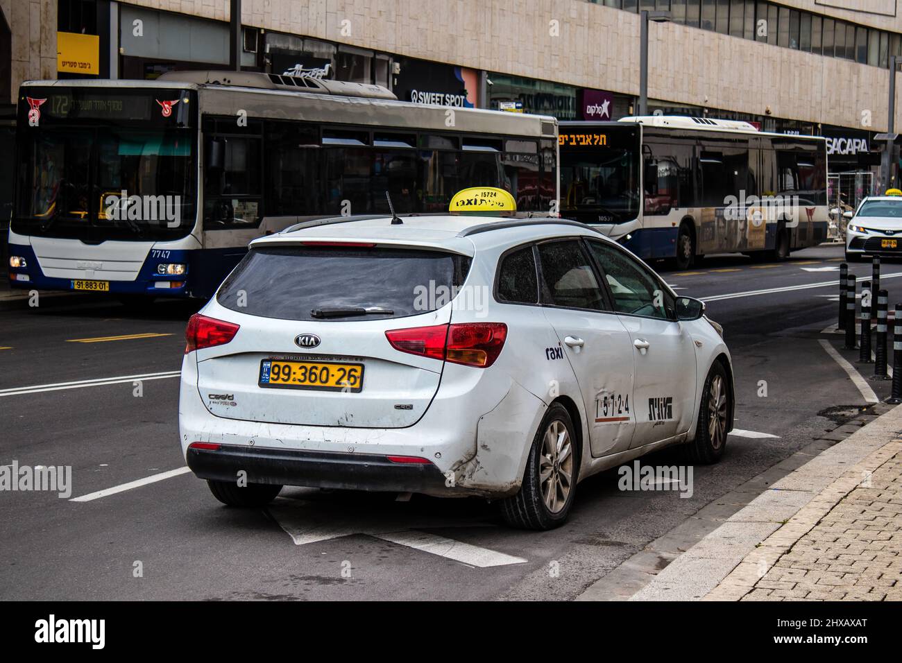 Tel Aviv, Israel - 09. März 2022 Taxifahrt auf den Straßen von Tel Aviv während des Coronavirus-Ausbruchs, der Israel getroffen hat, ist das Tragen einer Maske obligatorisch Stockfoto