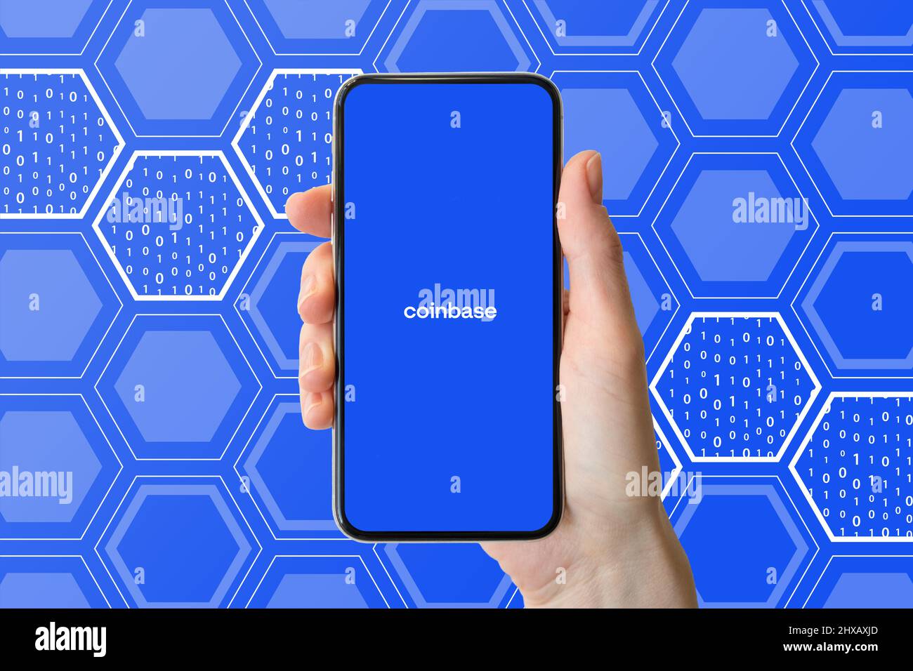 Frankfurt, Deutschland - 03 04 2022: Coinbase-App auf modernem Smartphone angezeigt. Coinbase.com ist eine der größten Krypto-Handelsplattform weltweit. Stockfoto