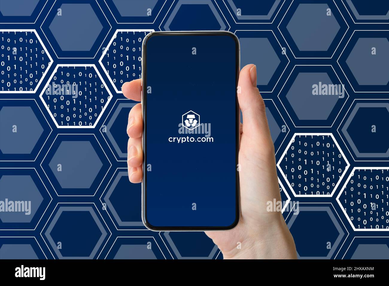 Frankfurt, Deutschland - 03 04 2022: crypto.com App auf modernem Smartphone angezeigt. Crypto..com ist eine der größten Krypto-Handelsplattform weltweit. Stockfoto