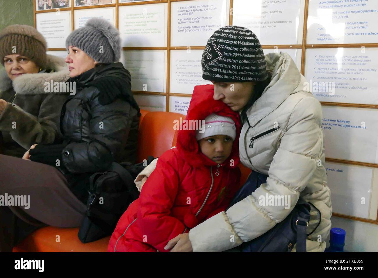 ODESA, UKRAINE - 10. MÄRZ 2022 - Eine Frau, die vor der russischen Invasion flieht, umarmt ein kleines Mädchen, während kostenlose Evakuierungsbusse für den Transport von Flüchtlingen zum Th aufgestellt werden Stockfoto
