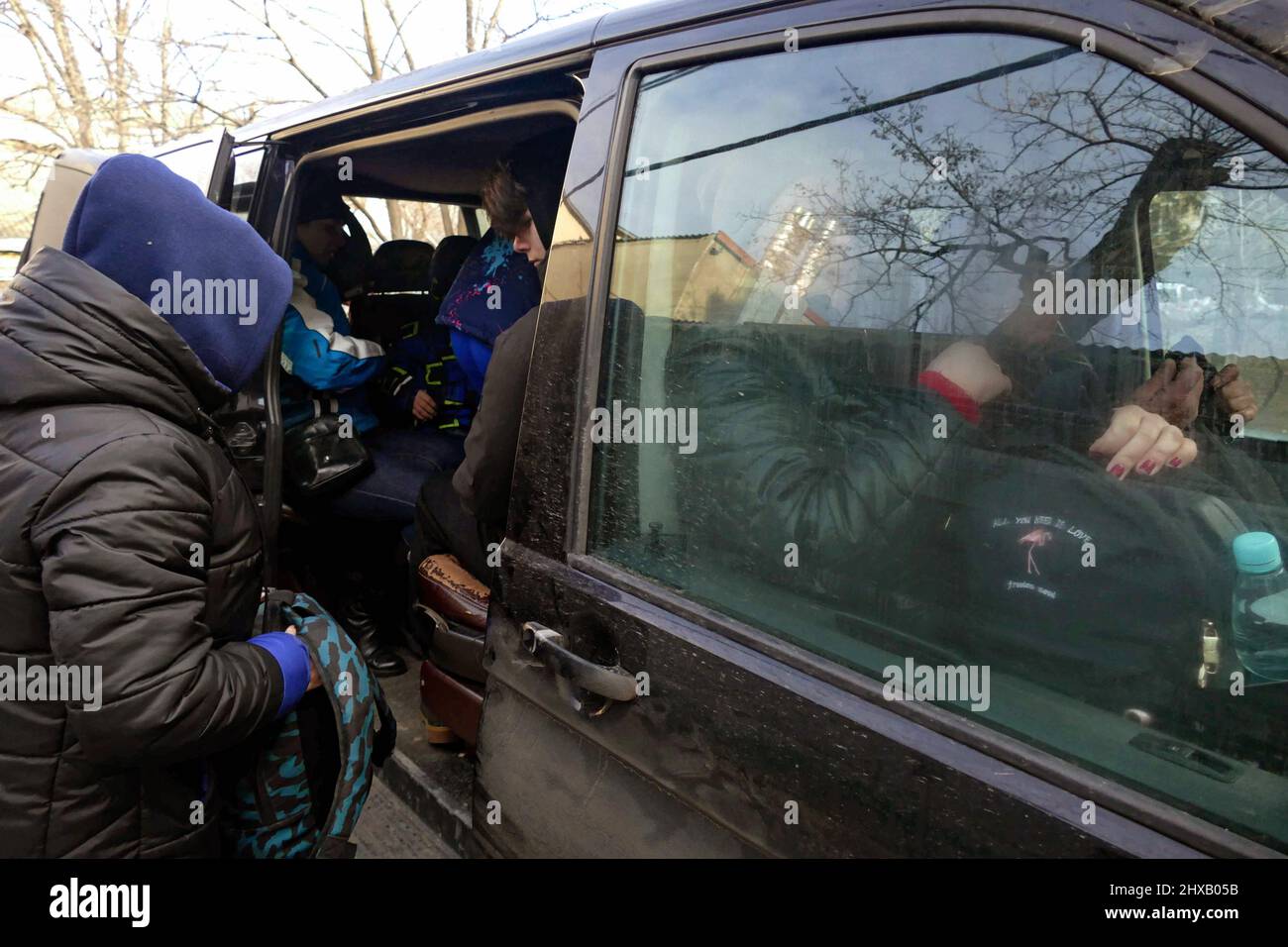 ODESA, UKRAINE - 10. MÄRZ 2022 - Menschen, die vor der russischen Invasion fliehen, werden in einem kostenlosen Evakuierungsbus an die Grenze zur Republik gebracht Stockfoto
