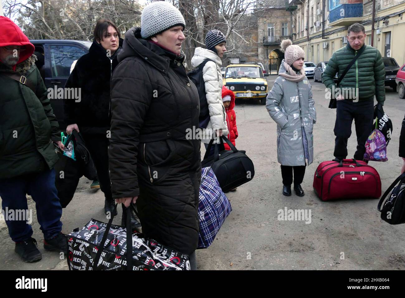 ODESA, UKRAINE - 10. MÄRZ 2022 - Menschen, die vor der russischen Invasion fliehen, halten ihre Habseligkeiten in der Hand, da kostenlose Evakuierungsbusse sie zum Bord bringen sollen Stockfoto