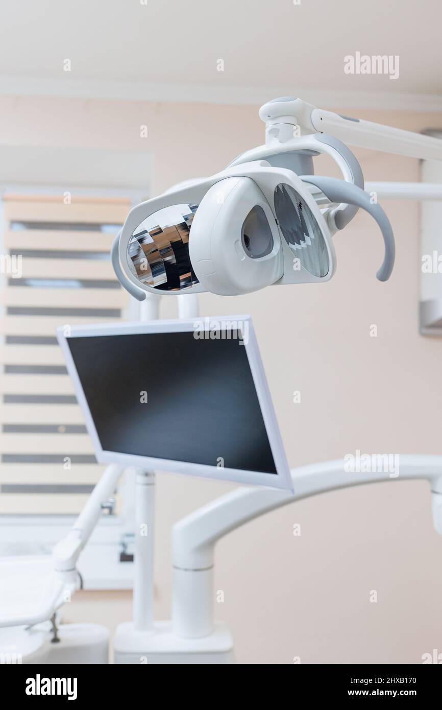 Moderne Zahnklinik, Zahnstuhl und anderes Zubehör von Zahnärzten in medizinischen Licht verwendet. Stockfoto