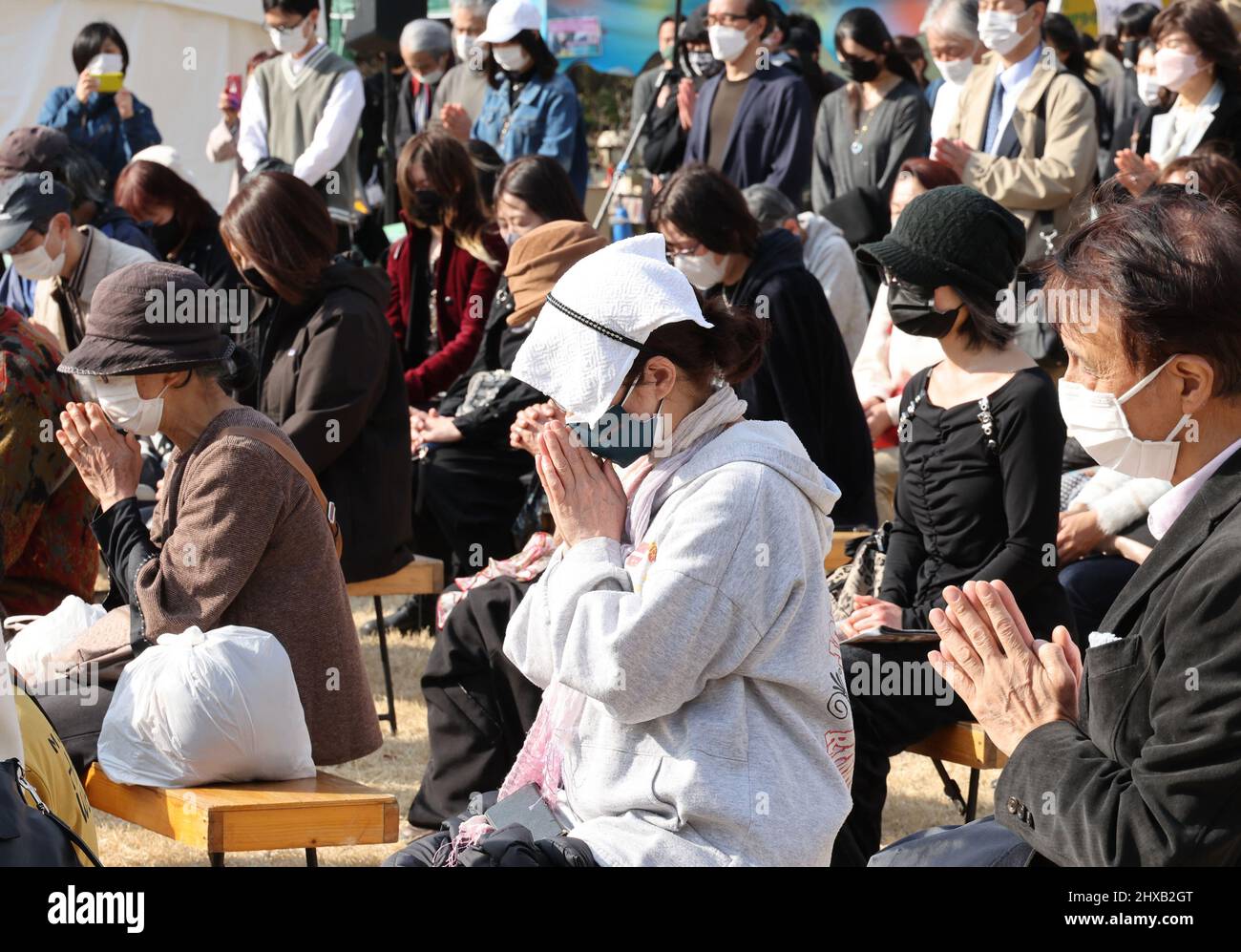 Tokio, Japan. 11. März 2022. Am Freitag, den 11. März 2022, beten die Menschen in Tokio schweigend für die Opfer des 3,11. Schweren Erdbebens und Tsunamis. Japan war der 11.. Jahrestag des großen Ostjapan-Erdbebens, das 2011 rund 20.000 Menschen tötete. Quelle: Yoshio Tsunoda/AFLO/Alamy Live News Stockfoto