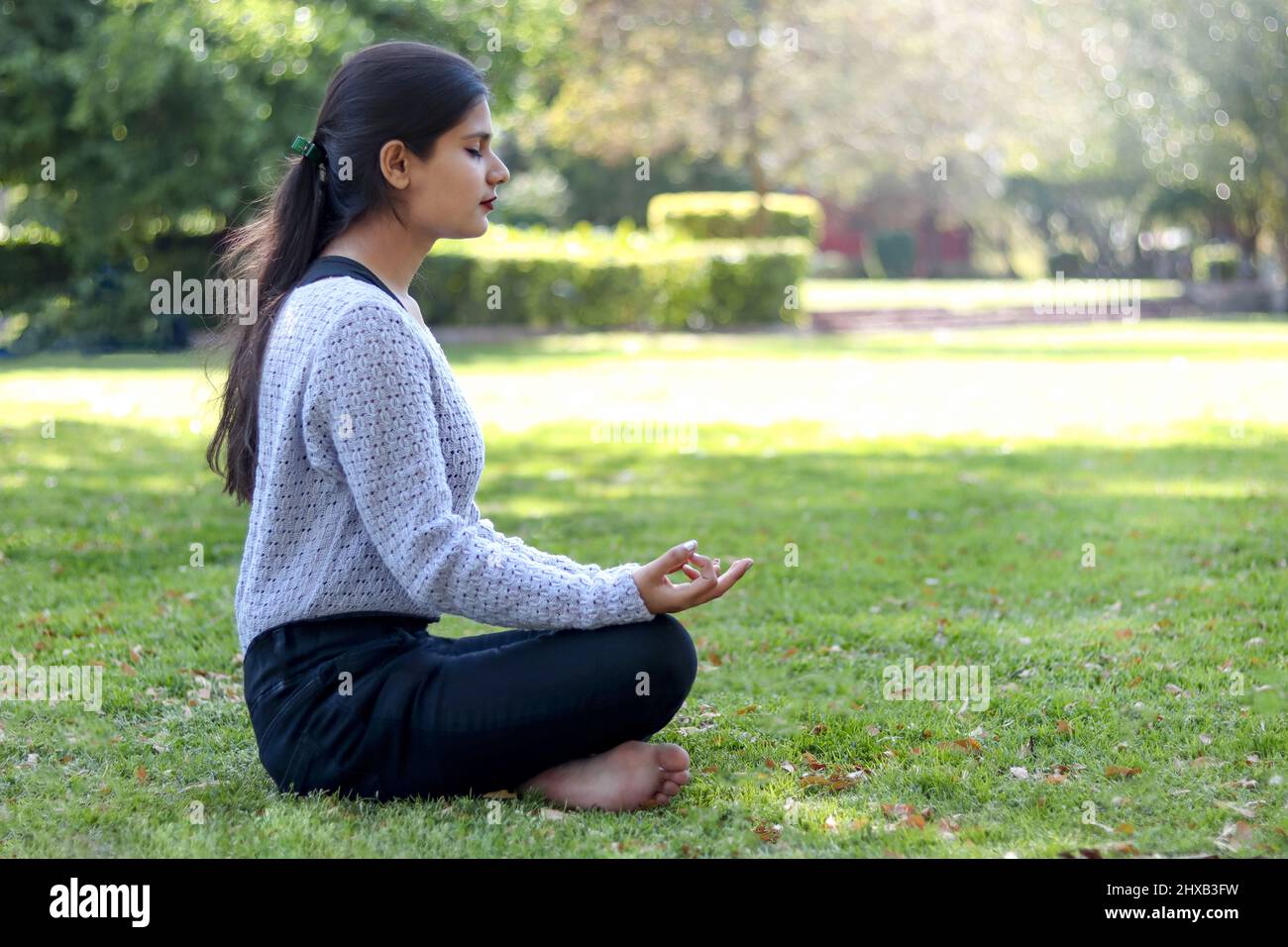 Frau praktiziert Yoga und meditiert. Stockfoto