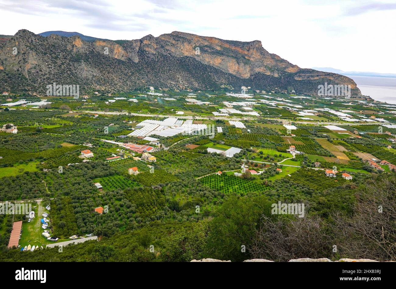 Die kleine landwirtschaftliche Stadt Leonidio, der Peloponnes, Arkadien, Griechenland, Frühling Stockfoto