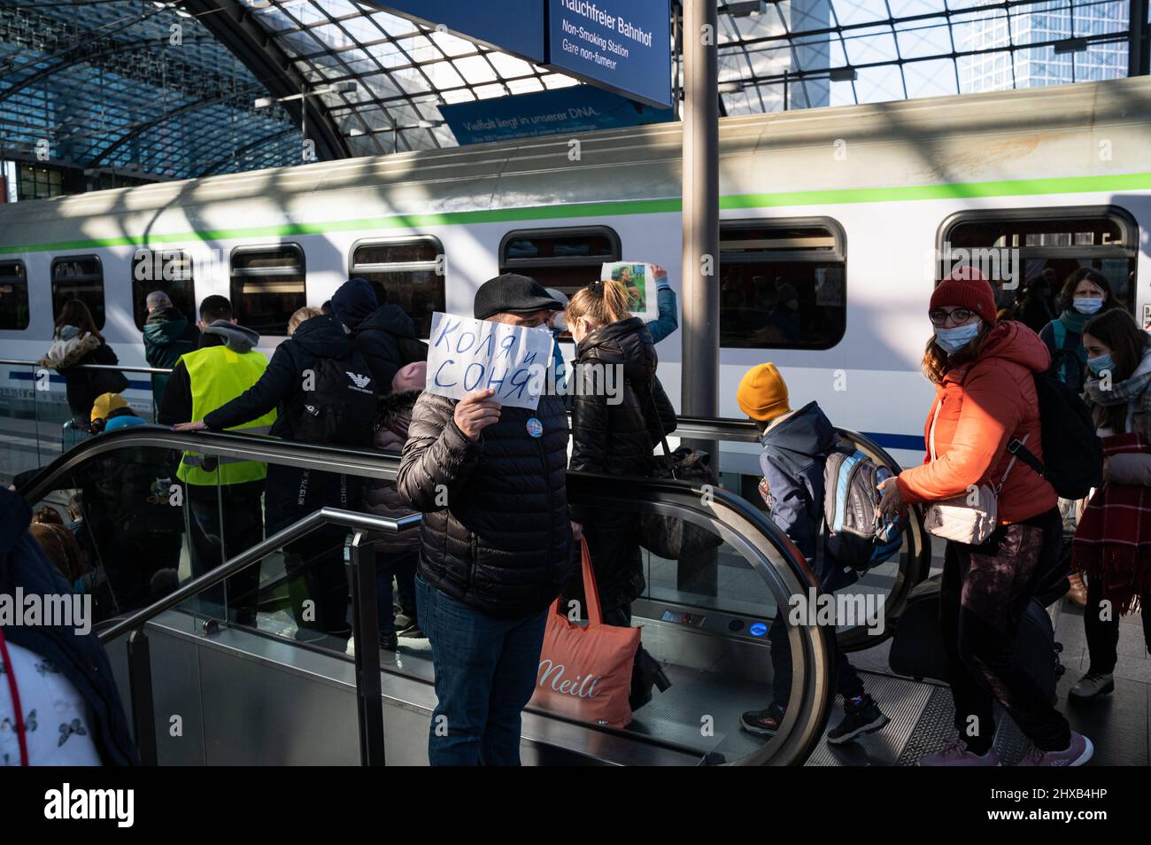 10.03.2022, Berlin, Deutschland, Europa - Kriegsflüchtlinge aus der Ukraine kommen am Berliner Hauptbahnhof an, nachdem sie dem Krieg in ihrem Heimatland entkommen sind. Stockfoto