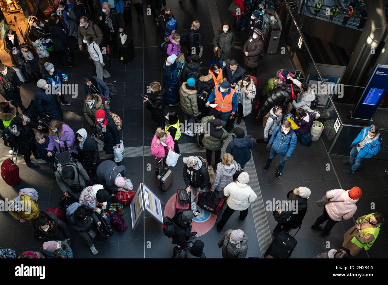 10.03.2022, Berlin, Deutschland, Europa - Kriegsflüchtlinge aus der Ukraine kommen am Berliner Hauptbahnhof an, nachdem sie dem Krieg in ihrem Heimatland entkommen sind. Stockfoto