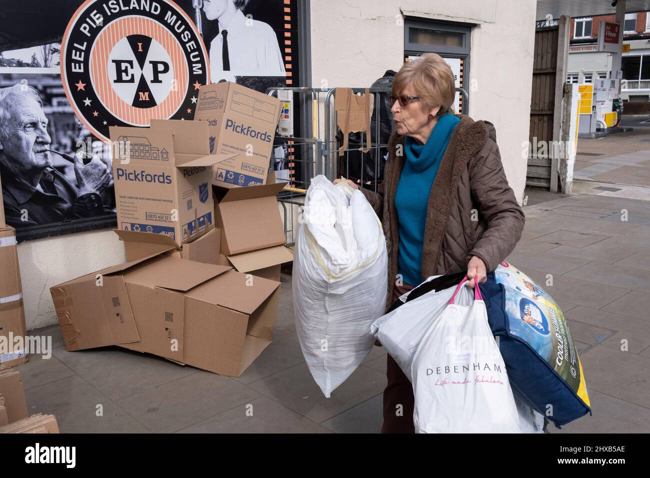 Während der Krieg in der Ukraine seine dritte Woche beginnt, kümmern sich Freiwillige aus dem ukrainischen Restaurant „Prosperity“ in Twickenham um eine Masse von Spenden, die von Einheimischen für ukrainische Flüchtlinge, die am 10.. März 2022 in London, England, Polen erreicht haben, gebracht wurden. Freiwillige arbeiten 12-Stunden-Tage hier versuchen, mit Tausenden von Gegenständen wie Kleidung, Schlafsäcke, Spielzeug, Damenhygieneprodukte, Rucksäcke, Für diejenigen, die der russischen Invasion entkommen sind, gibt es Ladegeräte, Windeln und Medikamente. Stockfoto