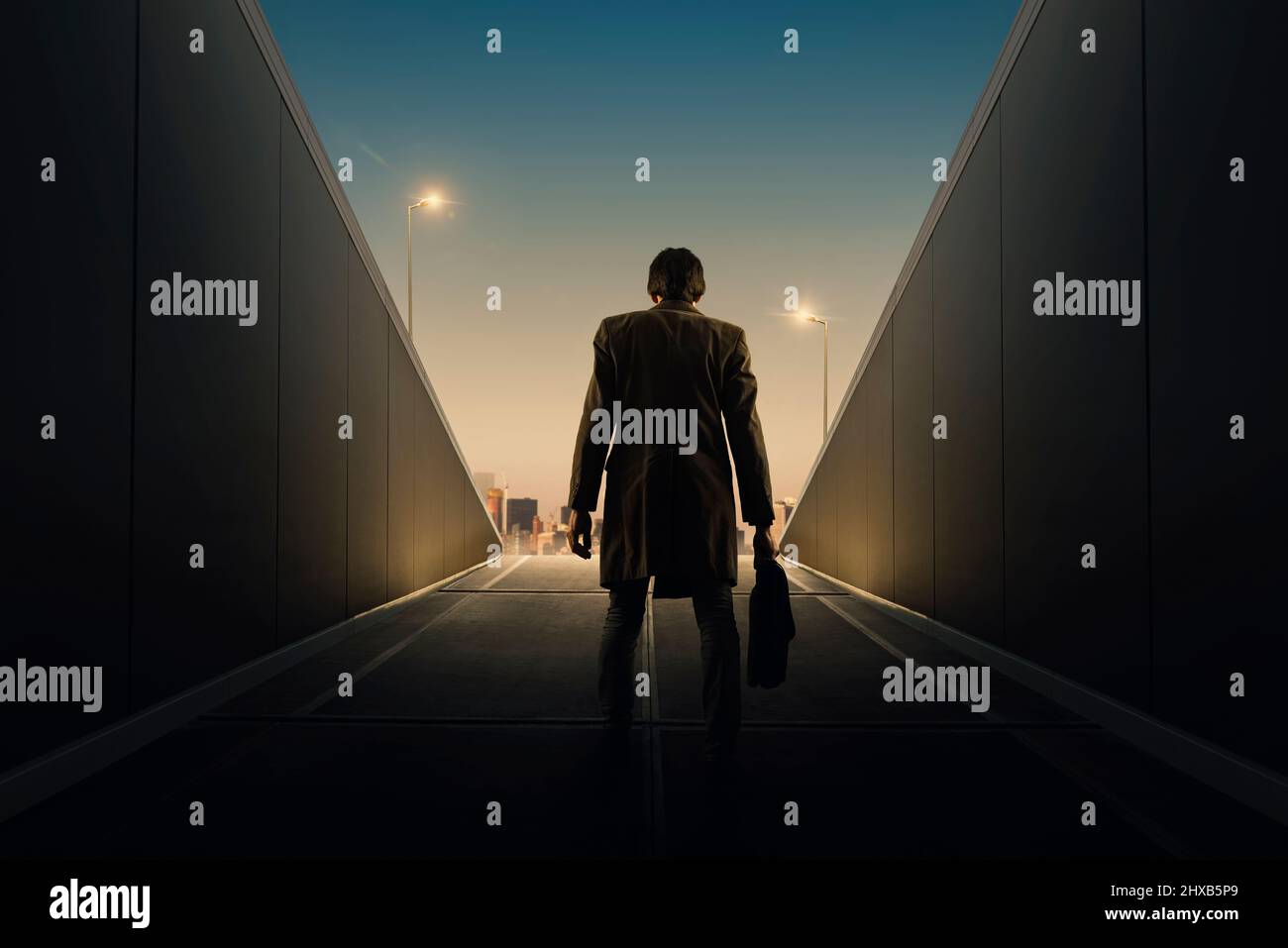 Blick auf den Stadttunnel mit man-Ausgang. Fluchtkonzept. Stockfoto