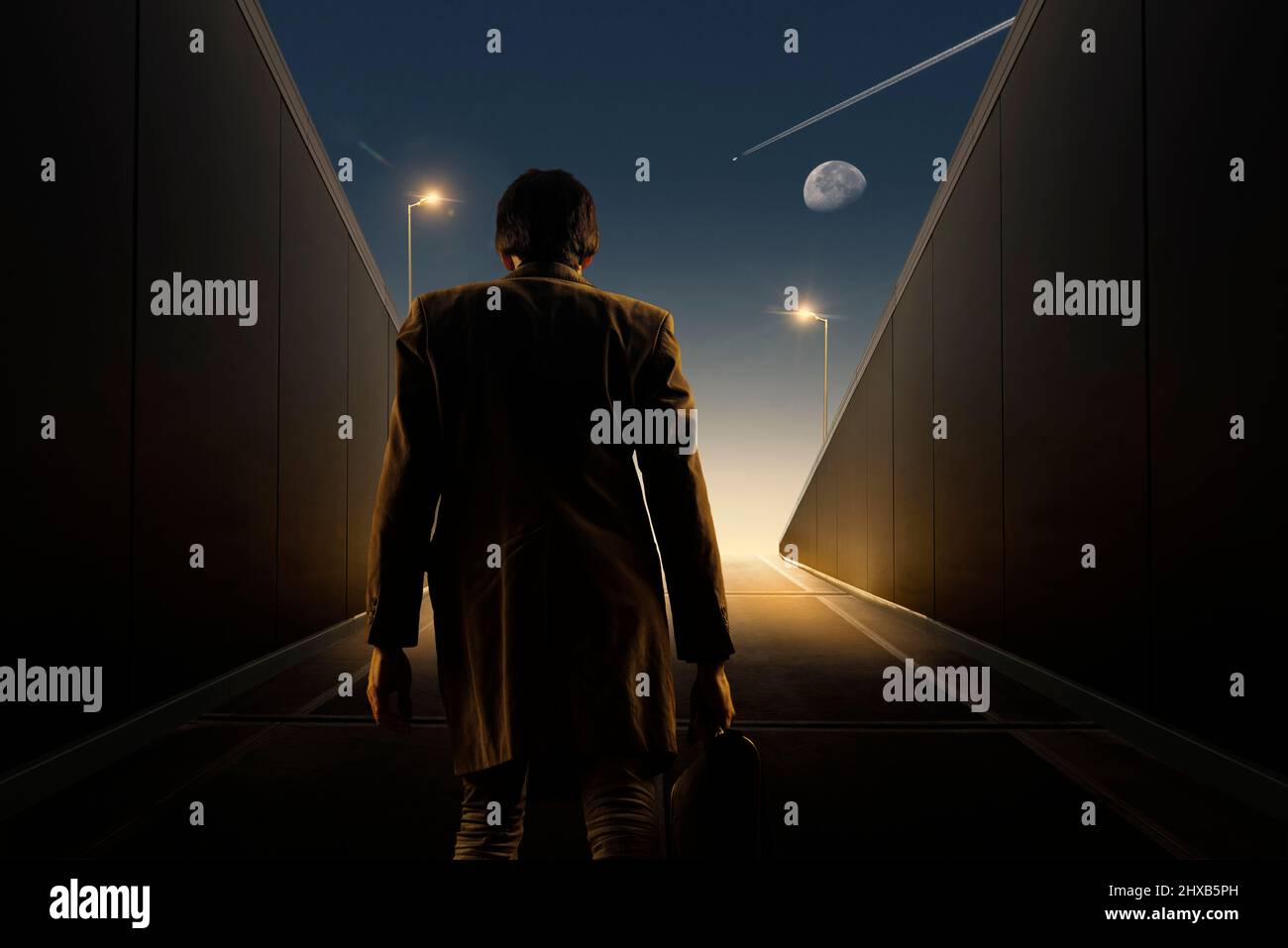 Nachtansicht des Stadttunnels mit man-Ausgang. Fluchtkonzept. Stockfoto