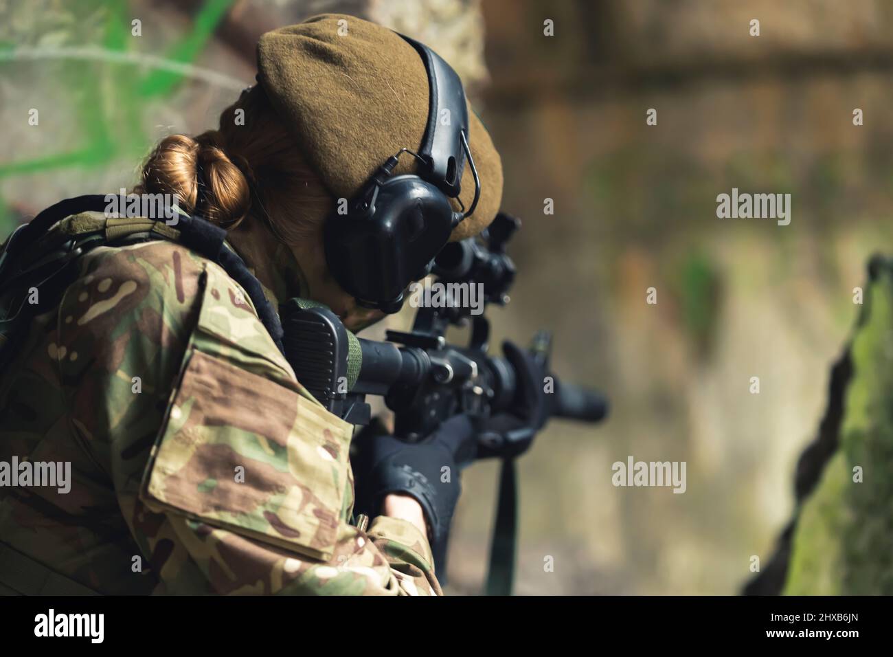 Zarte feminine Note zu harten militärischen Armee Soldaten Ziel. Hochwertige Fotos Stockfoto