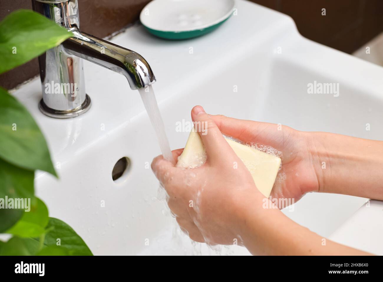 Kind wäscht sich die Hände mit Wasser und Seife. Hygienekonzept. Schutz vor Infektionen und Viren. Stockfoto