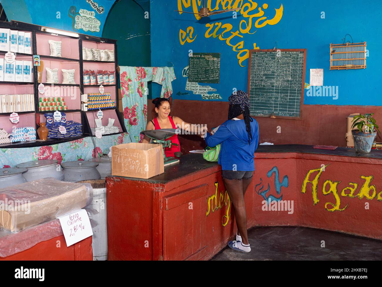 Typisches Geschäft in Trinidad, Kuba. Kleiner Laden mit begrenzten Produkten aufgrund von Einschränkungen durch die Regierung Stockfoto