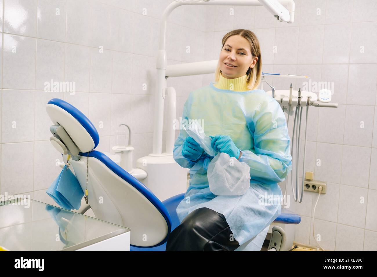 Eine Zahnärztin sitzt nach der Arbeit in ihrer Zahnarztpraxis. Stockfoto