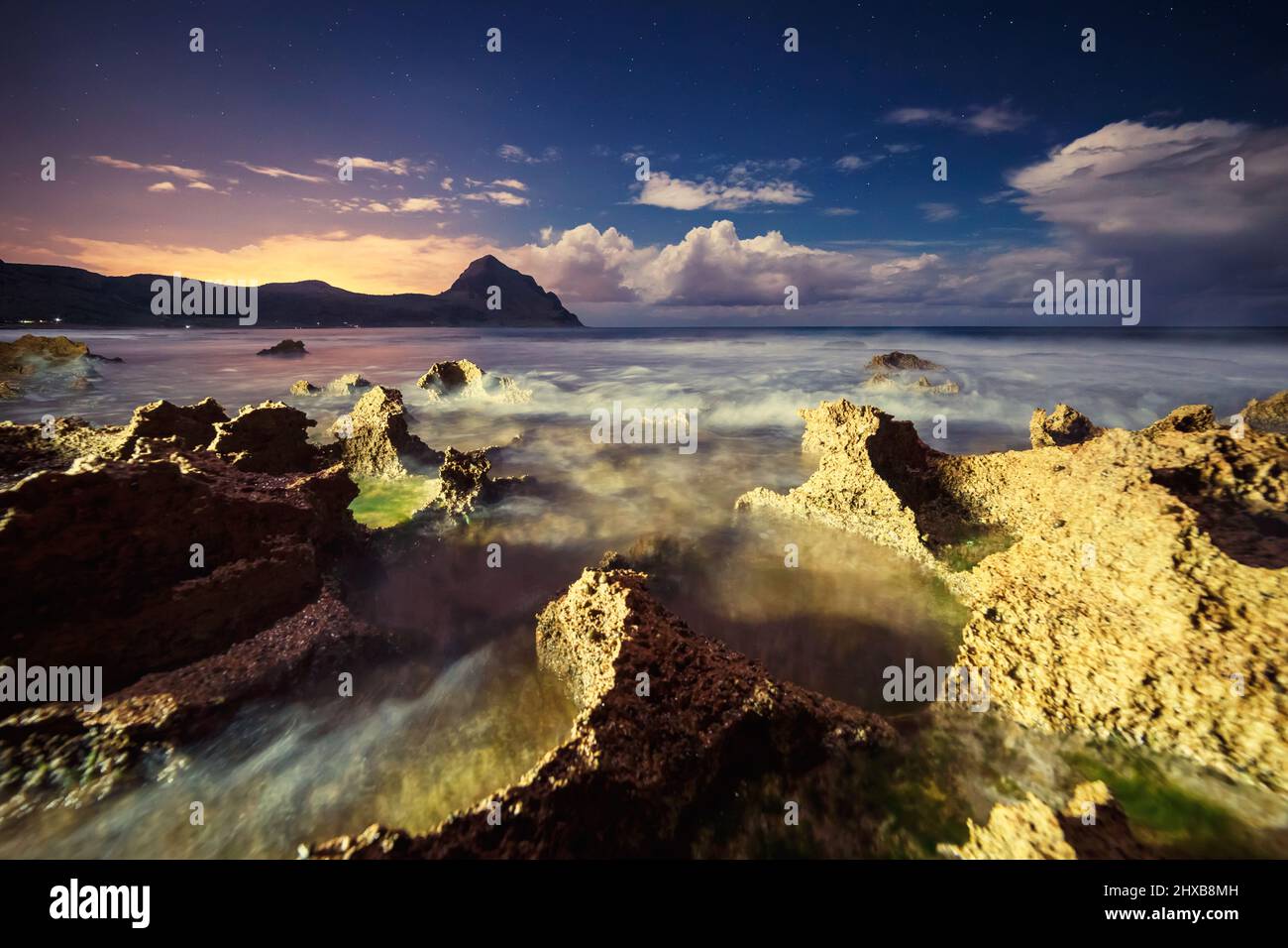 Fantastischer Blick auf das Naturschutzgebiet Monte Cofano. Dramatische Szene. Kreative Beleuchtung. Lage Kap San Vito. Sicilia, Italien, Europa. Mediterran und Stockfoto