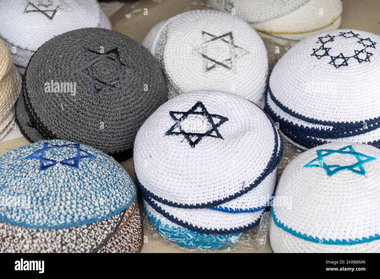 Israelische Kippahs zum Verkauf auf dem Markt in Tel Aviv Stockfoto
