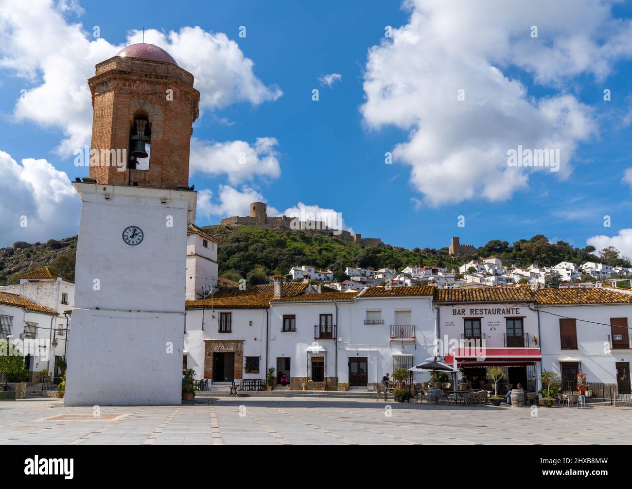 Jimena de la Fréro, Spanien - 9. März 2022: Blick auf den Plaza de la Constitucion und den Campanario-Turm in der Innenstadt von Jimena de la Fréro Stockfoto