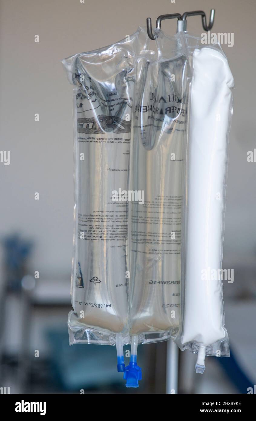 Nahaufnahme der Total Parenteral Nutrition für die intravenöse Fütterung der Person, Umgehung des üblichen Prozesses des Essens. Noch geschlossen. Stockfoto