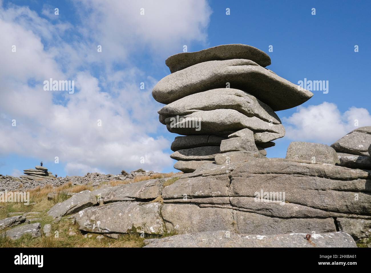 Die hoch aufragenden Granitfelsen stapeln den Cheesewring, der von Gletscheraktionen auf Stowes Hill auf Bodmin Moor in Cornwall hinterlassen wurde. Stockfoto