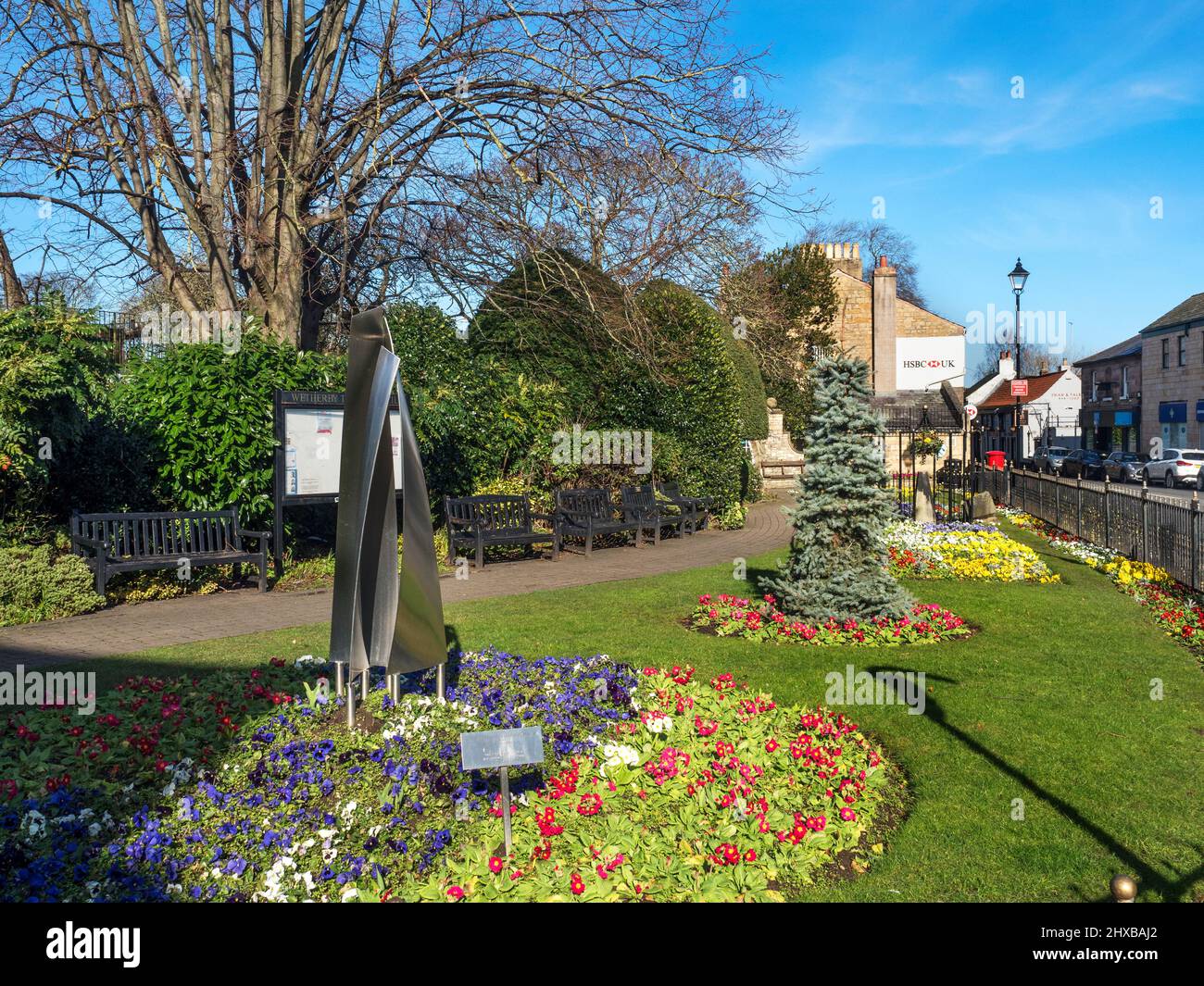 Hommage an junge Menschen umgeben von Frühlingsblumen im Garden of Rest an der North Street in Wetherby West Yorkshire England Stockfoto