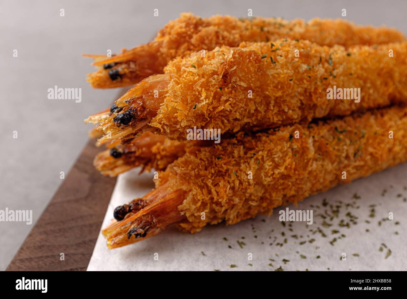 Frittierte Garnelen mit Tempurateig überzogen und frittiert Stockfoto
