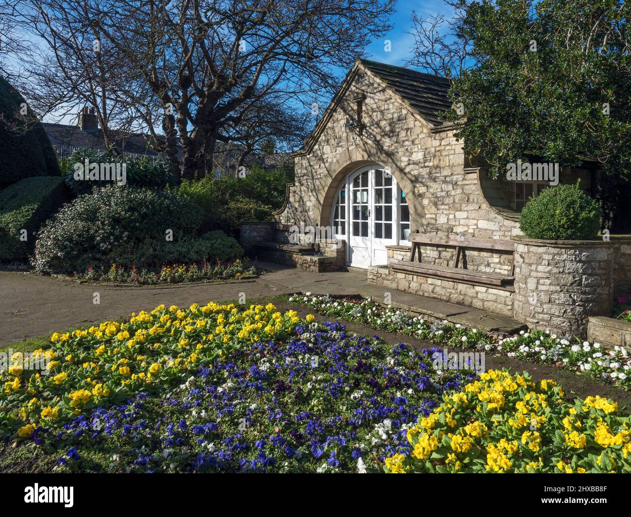 Old Mens Parliament Building und Frühlingsblumen im Garden of Rest an der North Street in Wetherby West Yorkshire England Stockfoto