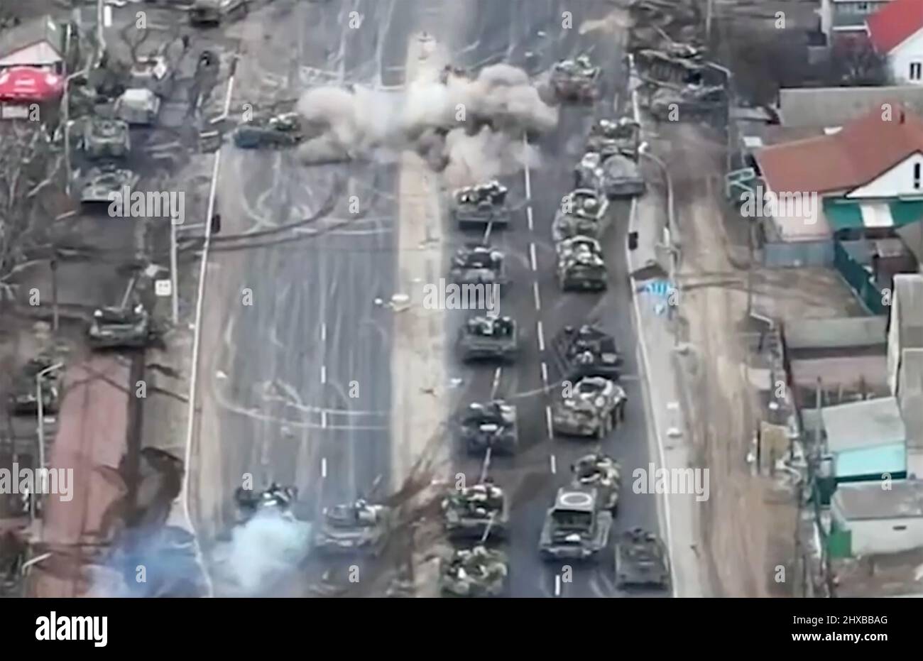 UKRAINE WAR RussianT32 Panzer und gepanzerte Fahrzeuge werden von ukrainischen Truppen in der Stadt Brovary östlich von Kiew überfallen 10. März 2022 gefilmt von einer Drohne. Foto: Ukrainisches Verteidigungsministerium Stockfoto