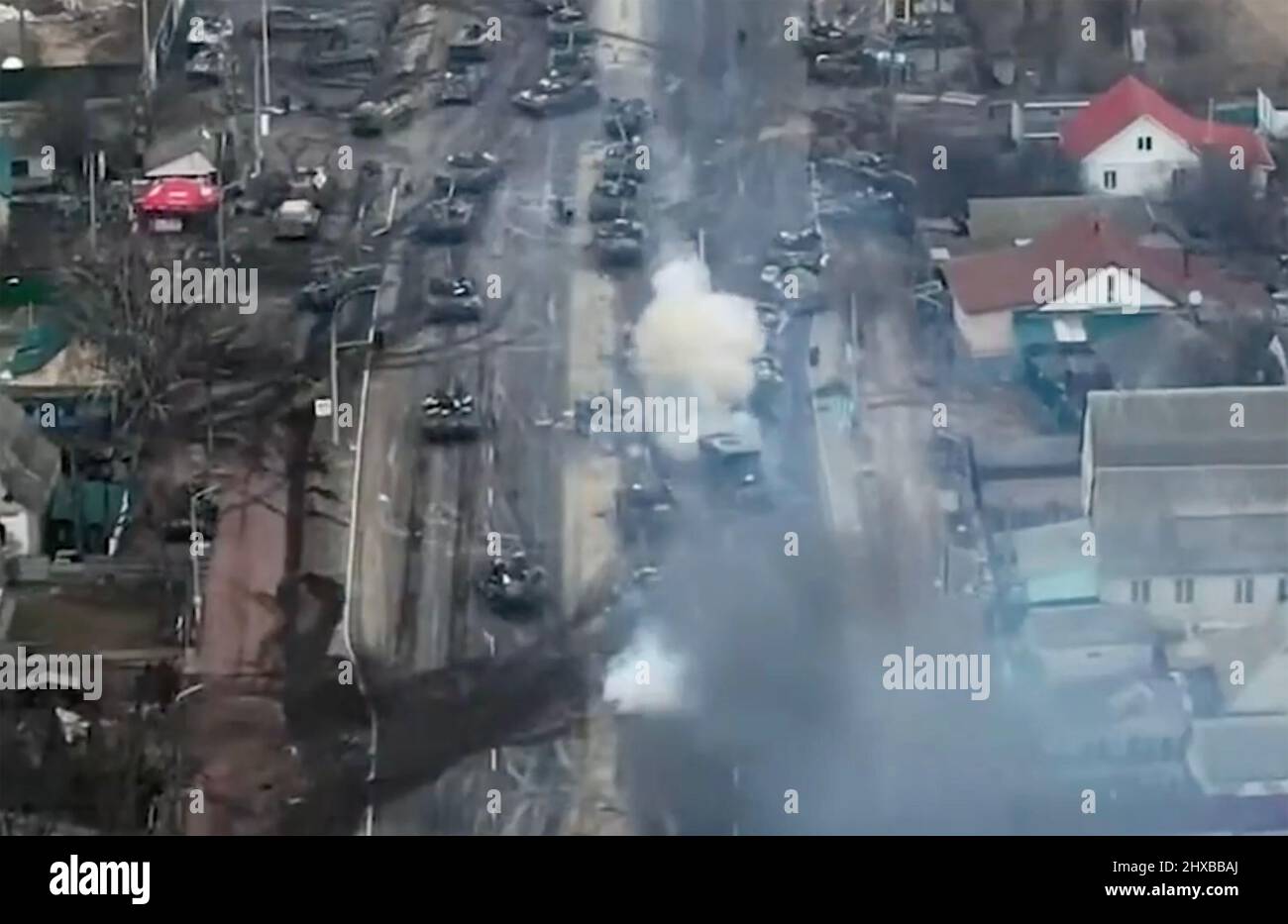 UKRAINE WAR RussianT32 Panzer und gepanzerte Fahrzeuge werden von ukrainischen Truppen in der Stadt Brovary östlich von Kiew überfallen 10. März 2022 gefilmt von einer Drohne. Foto: Ukrainisches Verteidigungsministerium Stockfoto