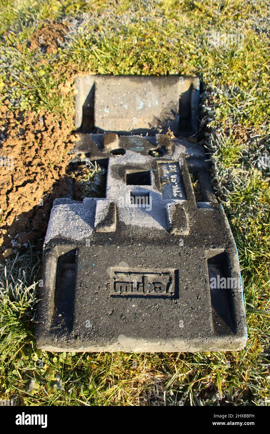 Die Basis der Rundumleuchte aus Kunststoff brach nach einer Überlastung und sank in den Boden Stockfoto