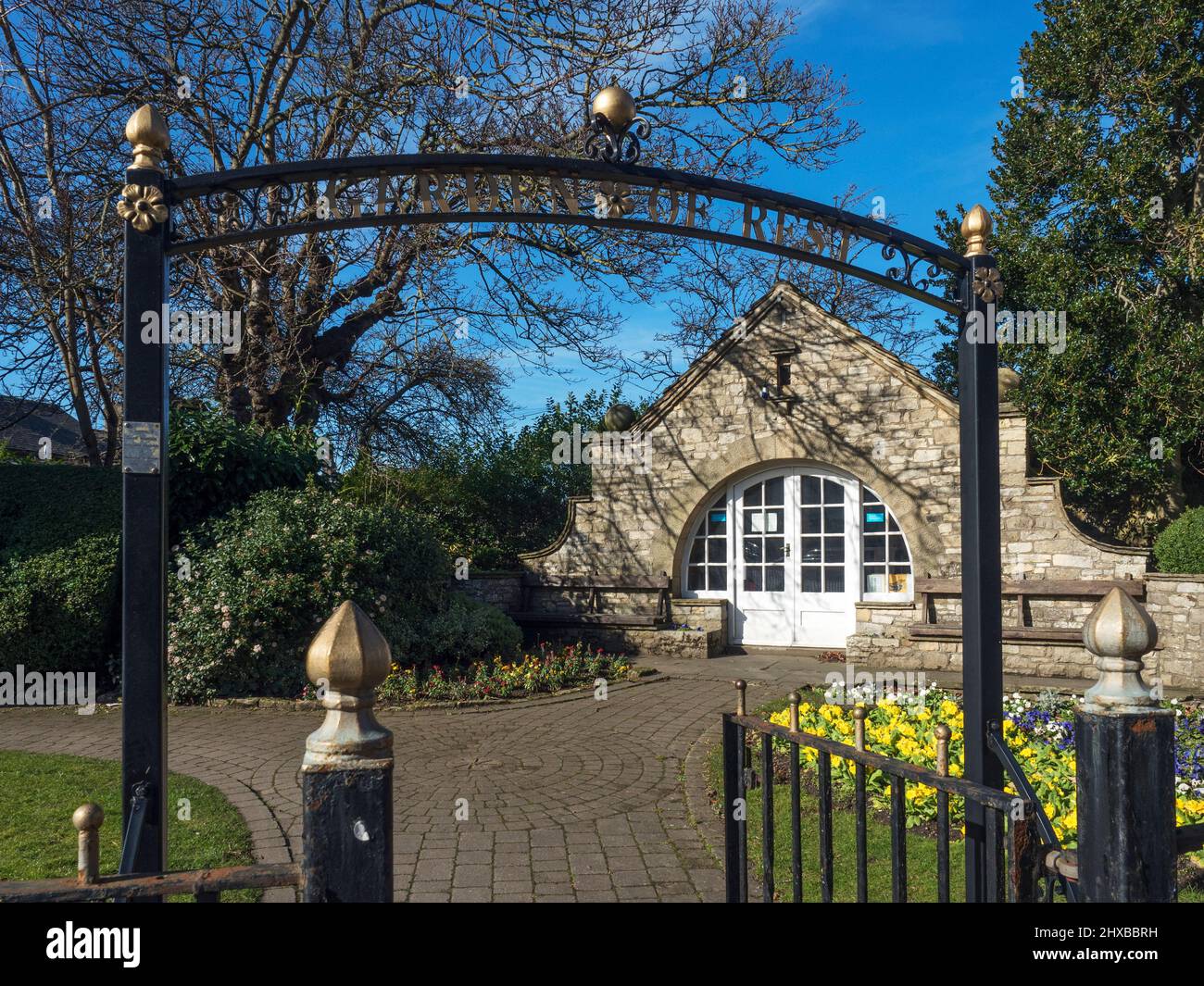 Old Mens Parliament Building durch den Eingangsbogen im Garden of Rest an der North Street in Wetherby West Yorkshire England Stockfoto