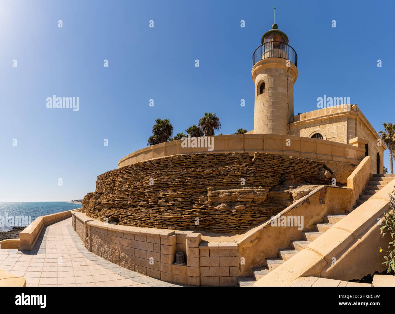 Roquetas de Mar, Spanien - 2. März 2022: Blick auf den Leuchtturm von Roquetas de Mar an der Küste Andalusiens Stockfoto