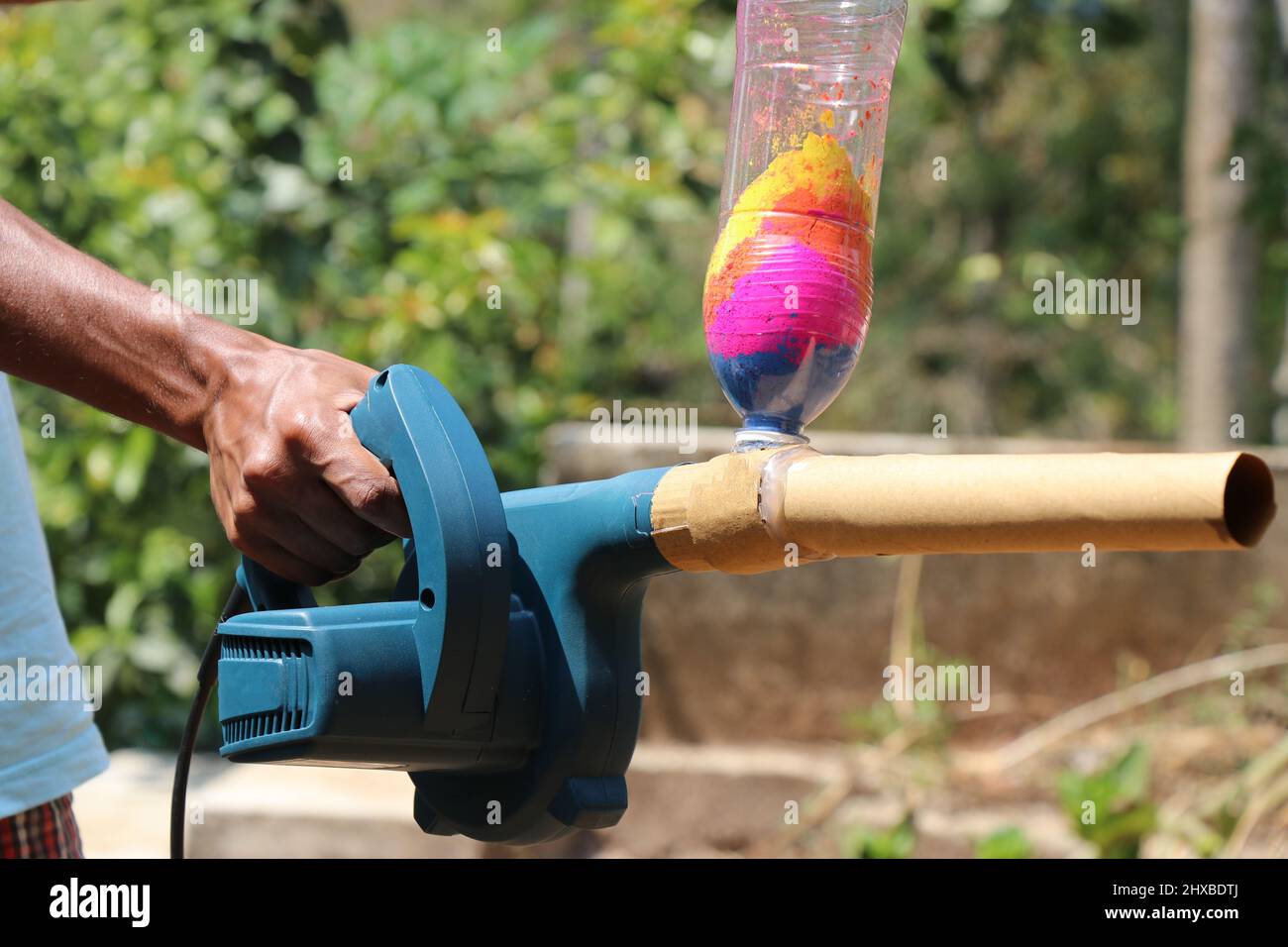 Hausgemachte Gulal Launcher, die ein weit verbreitetes Gadget für Holi Festival Feier in Indien ist. Gulal bedeutet Farbpulver, das in Holi verwendet wird Stockfoto