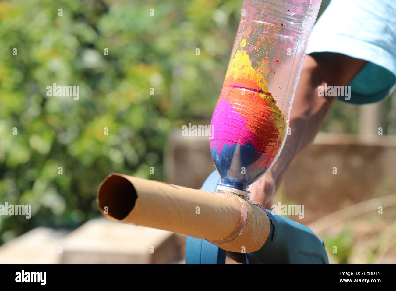 Plastikflasche mit vielen Farbpulver an einige Gadget, das die Farbe Pulver, Holi Gadget für Gulal werfen bläst angebracht Stockfoto
