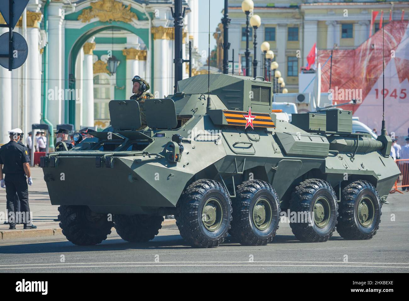 ST. PETERSBURG, RUSSLAND - 24. JUNI 2020: Kommandos- und Personalfahrzeug R-149MA1basierend auf dem gepanzerten Personalträger BTR-80 Nahaufnahme. Fragment der Mili Stockfoto