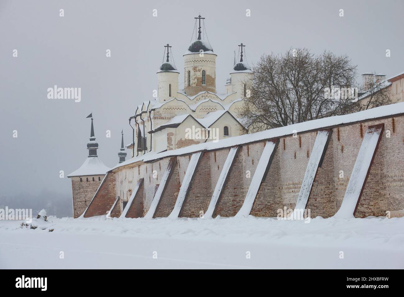 Kirillo-Belosersky Kloster an einem nebligen Januartag. Region Wologda, Russland Stockfoto