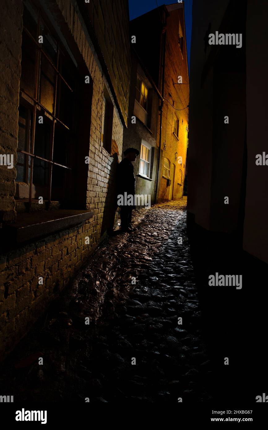 Ein Mann in einer dunklen Gasse Stockfoto