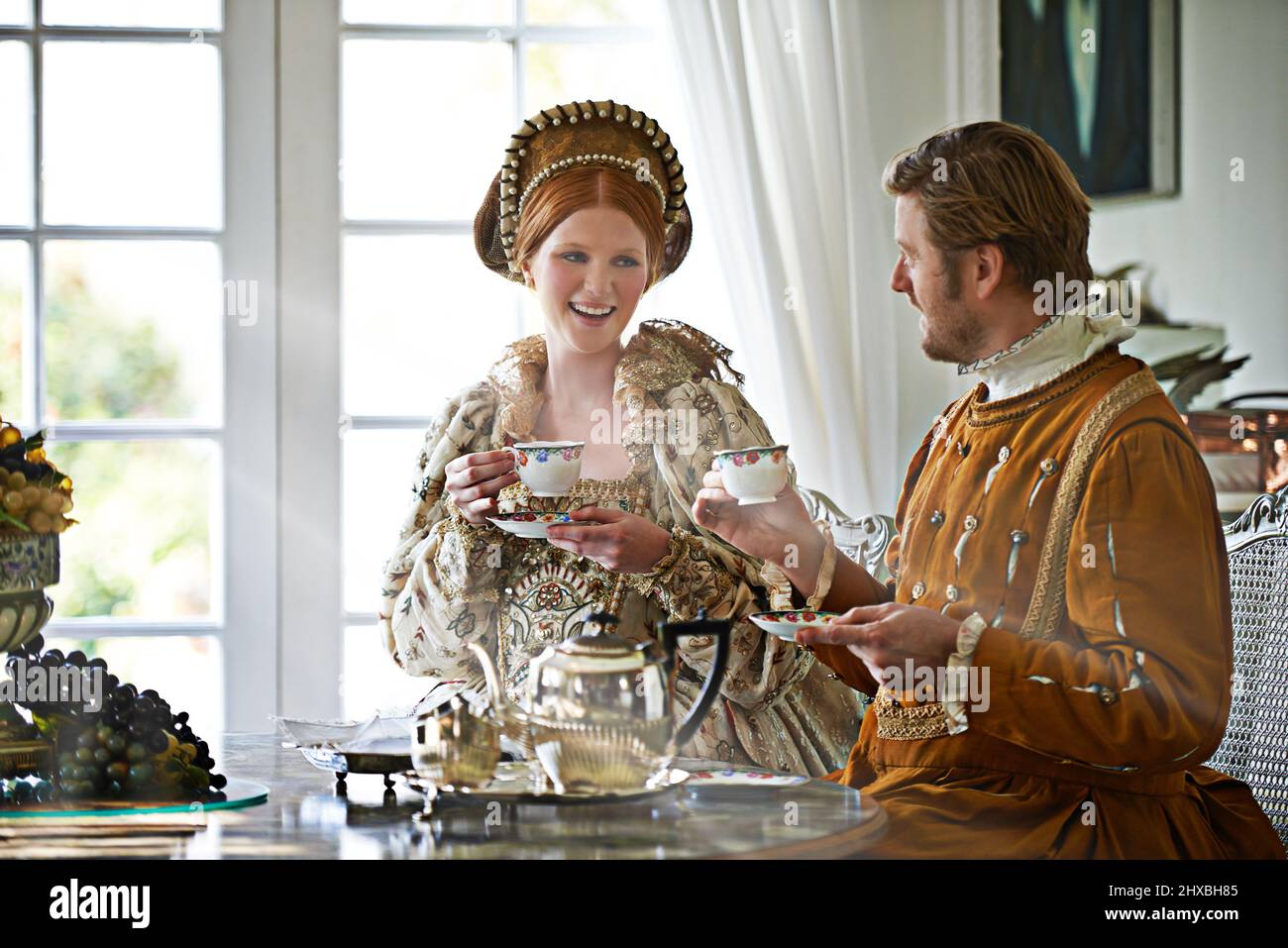 Tee mit dem Grafen. Ein König und eine Königin, die zu Hause gemeinsam Tee trinken. Stockfoto