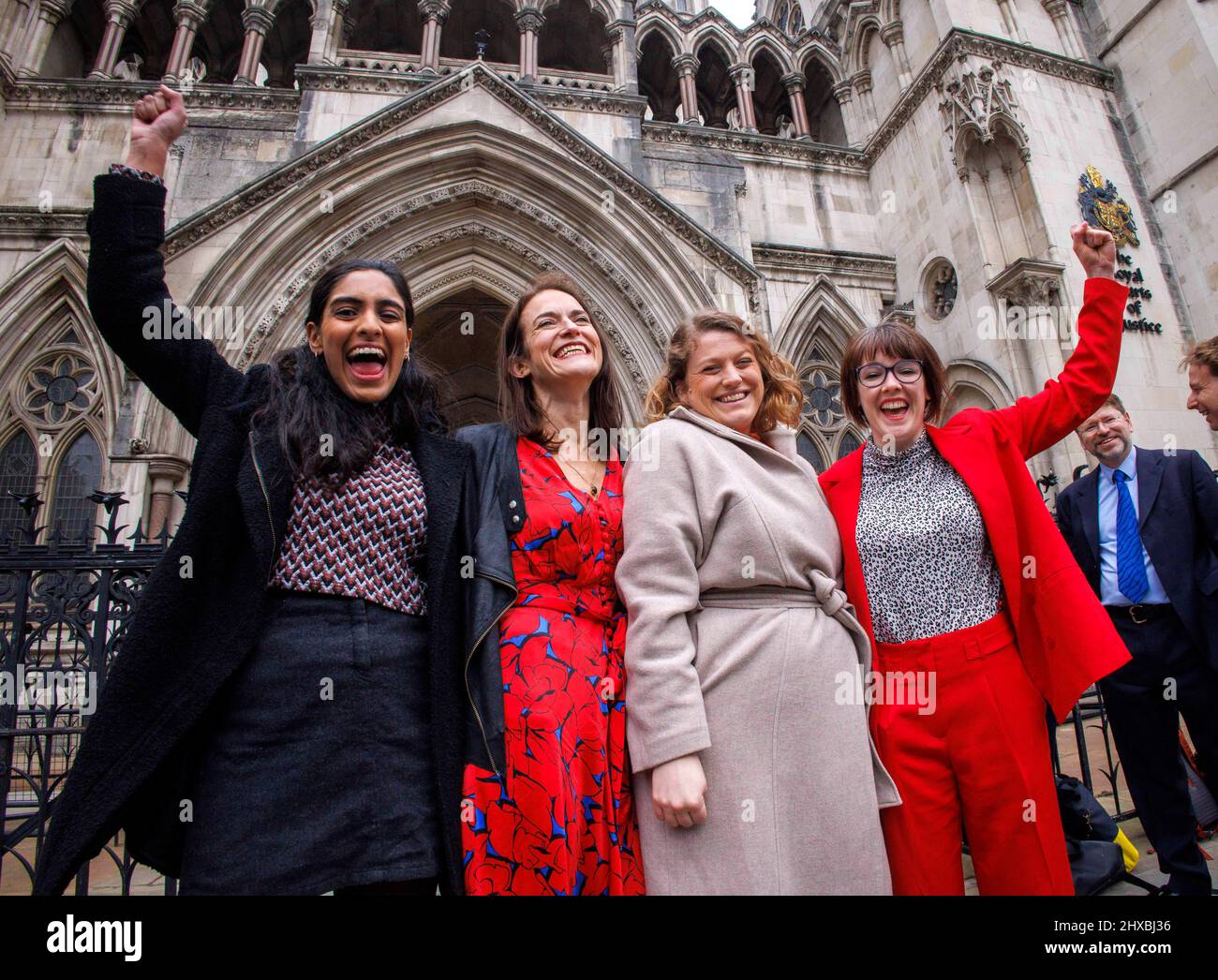 London, Großbritannien. 11. März 2022. Die vier Kläger feiern außerhalb des Gerichts. Von links nach rechts Henna Shah, Jamie Klingler, Anna Birley, Jess Leigh (Hauptanklageerin) das hohe Gericht regiert für 4 Reclaim the Streets-Organisatoren. In einem bahnbrechenden Urteil stellte der Oberste Gerichtshof fest, dass die Metropolitan Police die Menschenrechte der 4 Organisatoren verletzt hat. Sie hatten eine Mahnwache nach dem Tod von Sarah Everard organisiert. Kredit: Mark Thomas/Alamy Live Nachrichten Stockfoto