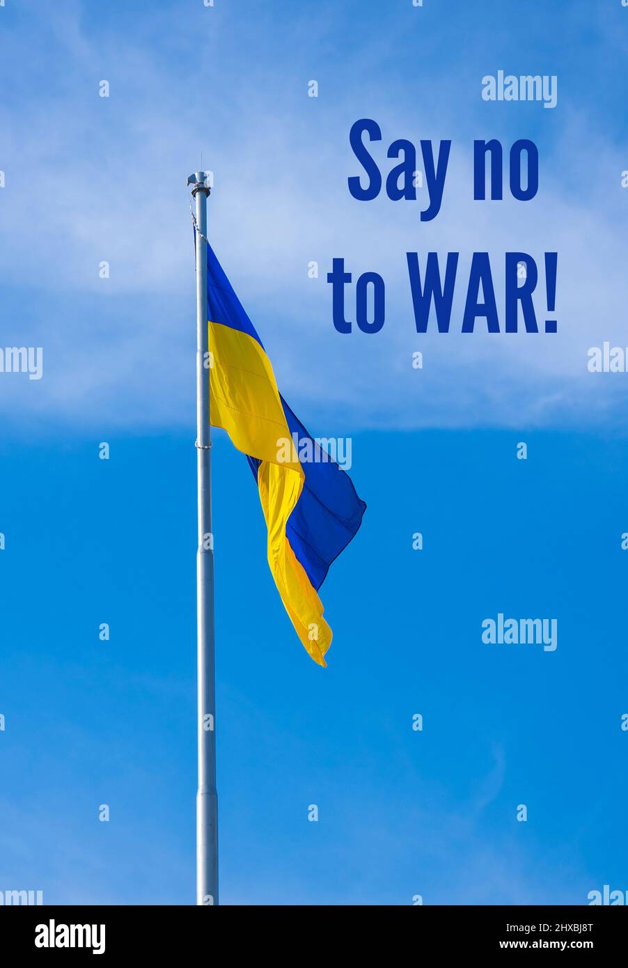 SAGEN SIE NEIN ZUM KRIEGSTEXT über die ukrainische Nationalflagge, die im Wind gegen den blauen Himmel flattert. Nationales Symbol des ukrainischen Volkes - blau und gelb. Indepe Stockfoto