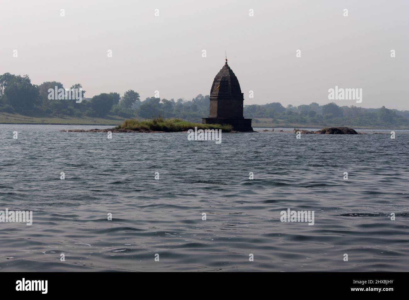 MAHESHWAR, MADHYA PRADESH, INDIEN, : Außenaufnahmen des landschaftlich reizvollen touristischen Wahrzeichen Maheshwar Fort in Madhaya pradesh in Indien. Dieses Denkmal über das Verbot Stockfoto