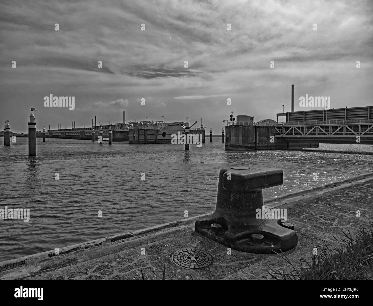 Schwarz-Weiß-Foto der Ems-Staustufe in Gandersum, Ostfriesland, Deutschland Stockfoto