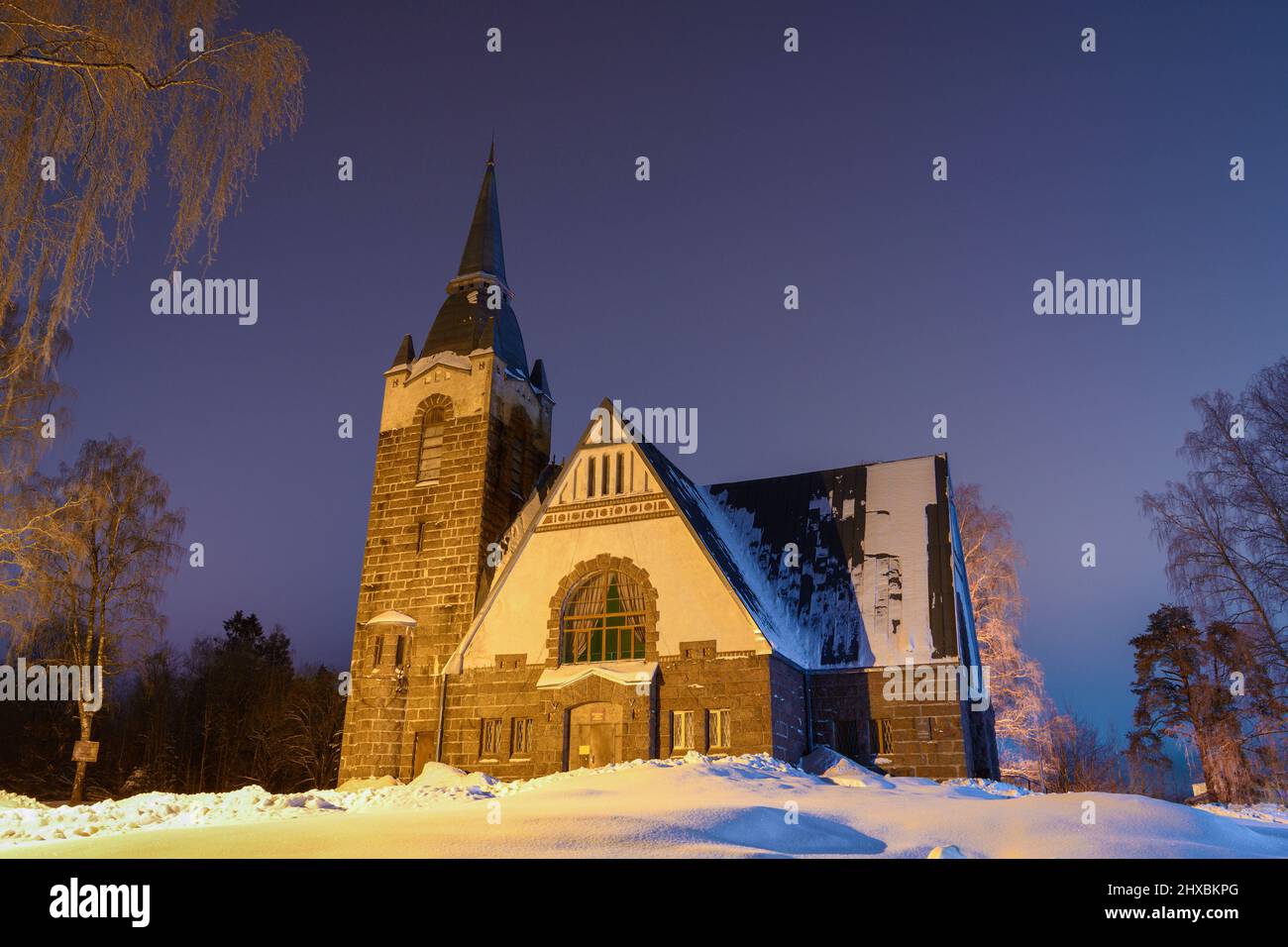 Die alte lutherische Kirche im Dorf Melnikowo in der frostigen Februarnacht. Leningrad, Russland Stockfoto