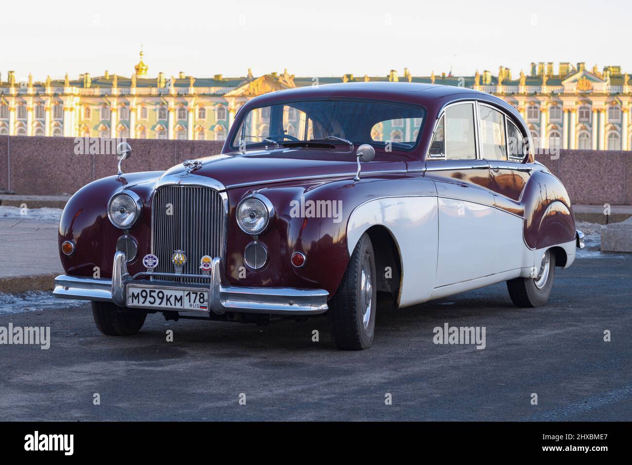 SANKT PETERSBURG, RUSSLAND - 26. FEBRUAR 2022: 1960 JAGUAR MK IX Oldtimer auf dem Stadtdamm Stockfoto