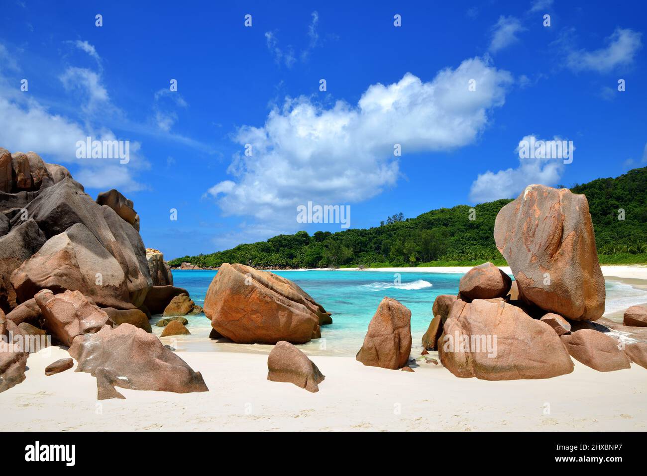 Anse Cocos Strand mit großen Granitsteinen auf La Digue Island, Indischer Ozean, Seychellen. Tropische Landschaft mit sonnigem Himmel. Exotisches Reiseziel. Stockfoto